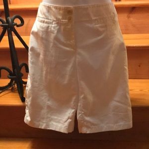 White Ann Taylor signature fit shorts size 4
